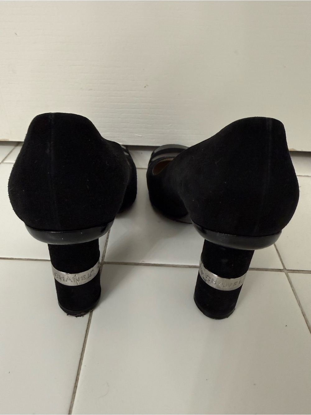 CHANEL Black Suede and Patent Leather Rounded Toe with 3 inch Heel. - Picture 3 of 5